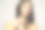 一个年轻漂亮的女人拿着化妆刷摆姿势图片下载