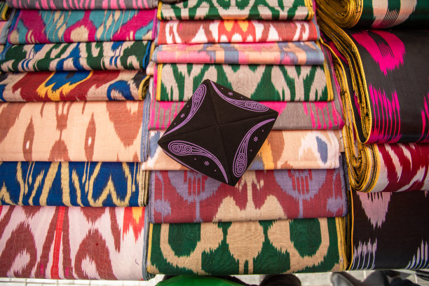 丝绸织物和乌兹别克男子头饰图片下载