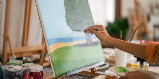 年轻的艺术家美丽的非裔美国艺术家画的照片在工作室，特写图片下载