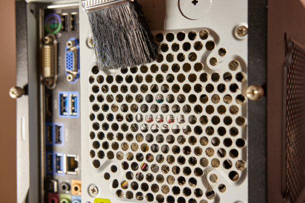 电脑机箱格栅被灰尘污染。个人电脑的保养和清洁。图片下载