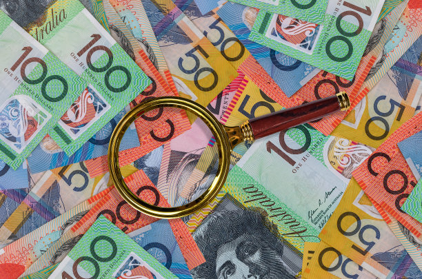 木桌上的澳元钞票俯视图图片下载