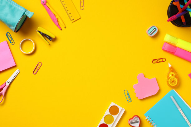 黄色背景上不同的学习用品。平躺，俯视图。图片下载