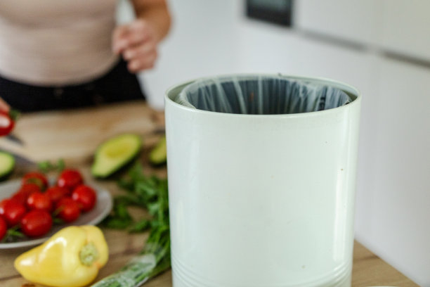 厨房里的堆肥箱特写图片下载