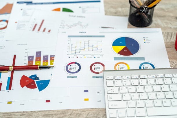 办公桌上有许多商业图表和图表图片下载