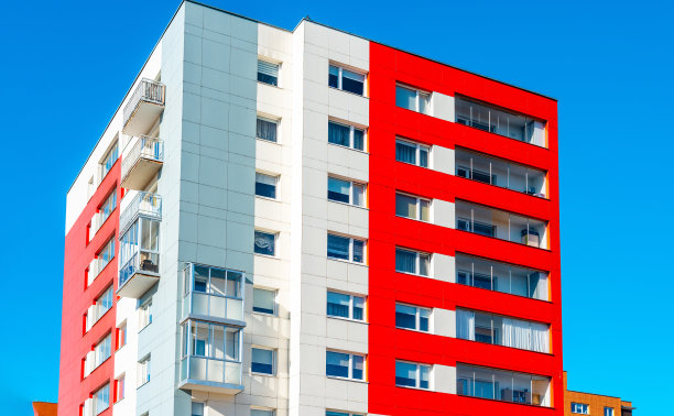 出售中、色彩鲜艳的新建公寓楼，位于新翻修的住宅区，采用现代风格，有红色、橙色和绿色图片下载