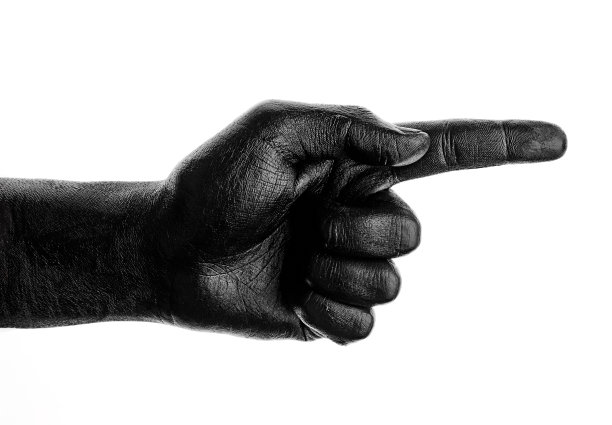 白色背景上的黑色手，孤立油漆。 黑色背景上孤立的男性手。 手显示符号和手势。图片下载