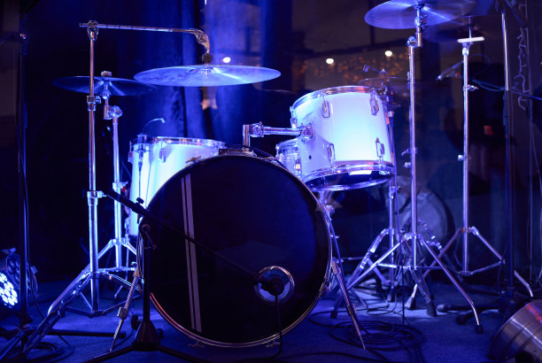 一套鼓。一个鼓套件的细节特写。现场音乐会的概念。摇滚音乐会舞台上的架子鼓。鼓手专用乐器。摇滚音乐节上的击鼓乐器图片下载