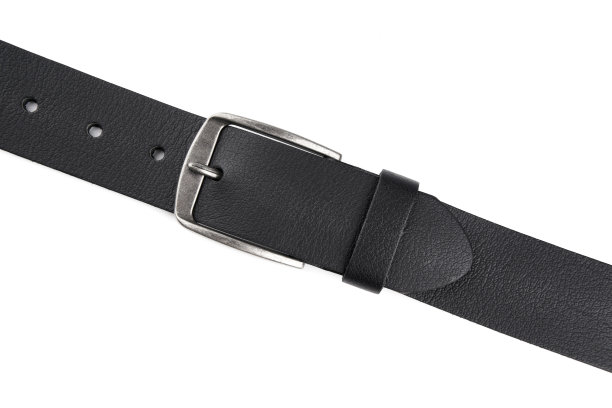 系紧的时尚男士皮带，黑色金属扣与白色背景隔离。男子黑带。裤子和牛仔裤的黑色皮带。男性的附属。图片下载