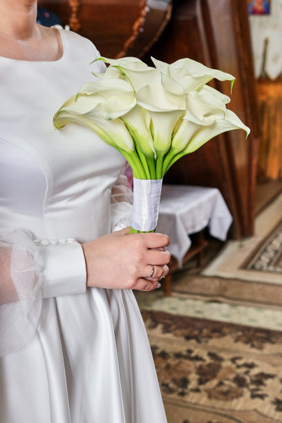 新娘在婚礼上手持一束白色的考拉。图片下载