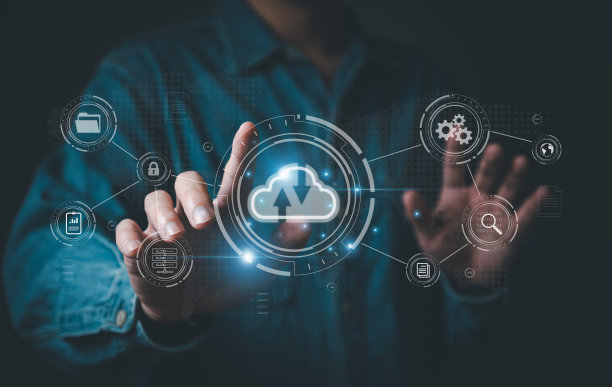 业务人员将数据和企业信息迁移到云技术中，以确保数据安全，并作为灾难恢复站点进行备份，防止网络犯罪。企业数据库存。图片下载