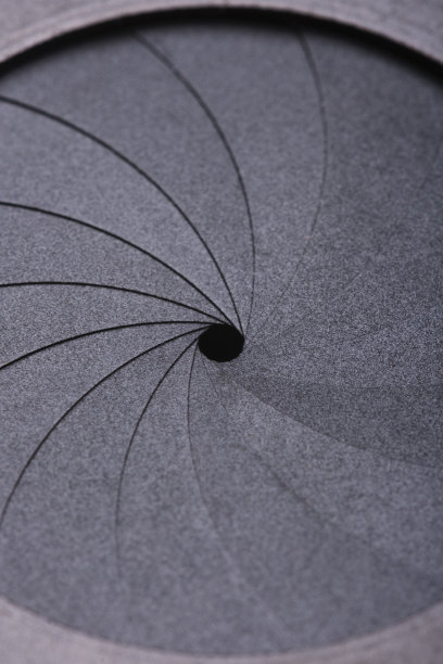 带有小孔的圆孔径照片。图片下载