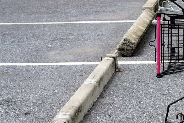 一辆购物车停在市场的停车场上。图片下载