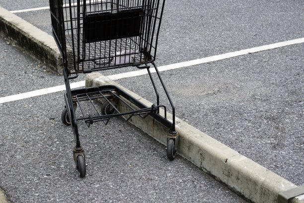 一辆购物车停在市场的停车场上。图片下载