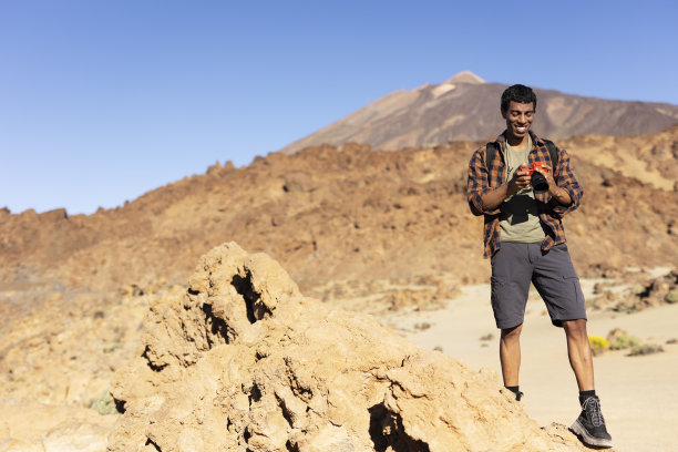 男人在山上制造回忆。图片下载
