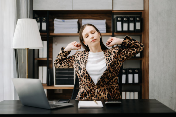 劳累过度的年轻亚洲女上班族在办公桌前工作了一整天后出现了颈部疼痛。办公室综合症概念图片下载