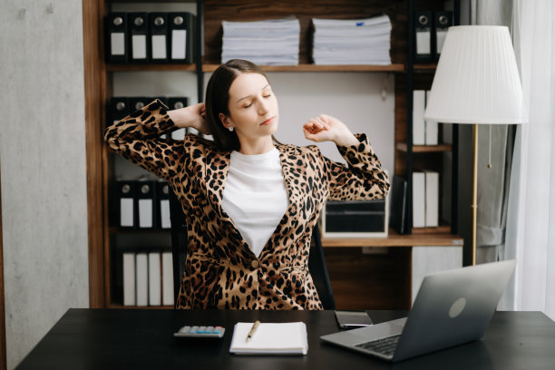 劳累过度的年轻亚洲女上班族在办公桌前工作了一整天后出现了颈部疼痛。办公室综合症概念图片下载