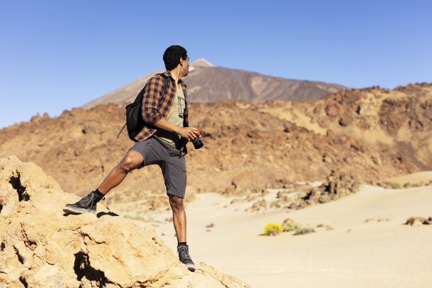 男人在山上制造回忆。图片下载
