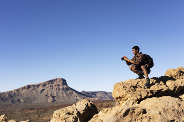 男人在山上制造回忆。图片下载