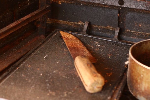 烤肉架上的脏烤肉刀图片下载