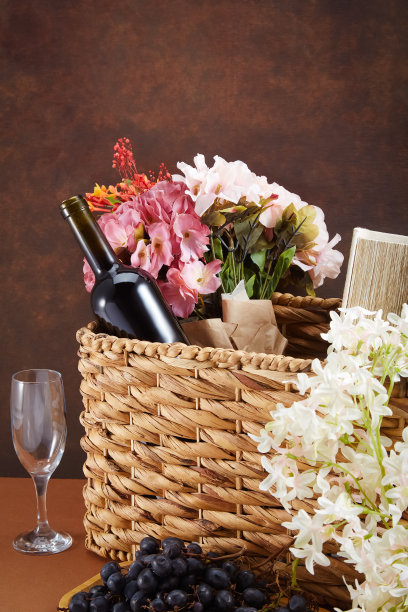 一瓶葡萄酒和葡萄与花束图片下载