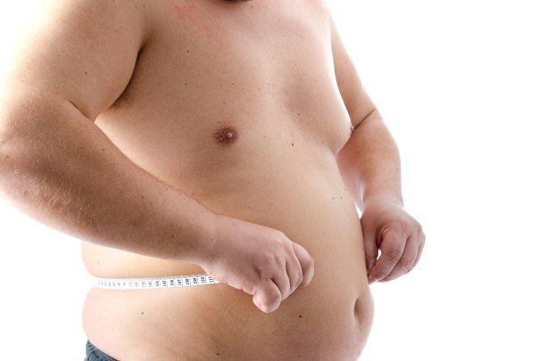 饮食和营养不良。滑稽的胖子在摄影棚里摆姿势。图片下载