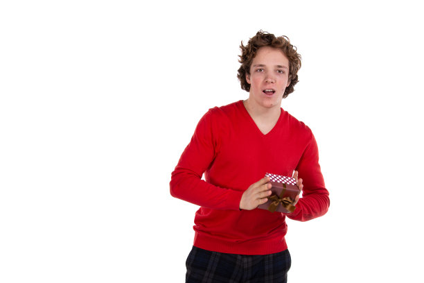 年轻帅气的小伙子在摄影棚里摆姿势。图片下载