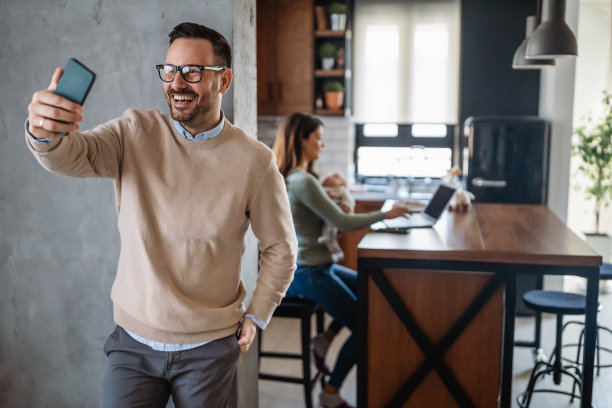 带着孩子在家工作的年轻父母。家庭办公室，在家工作的概念。图片下载