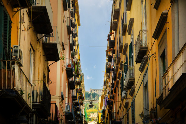 意大利那不勒斯舒适的窄街图片下载