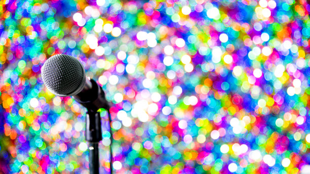 麦克风在闪亮的彩色背景图片下载