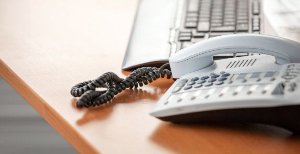 办公室桌子上的电话设备用于客户服务支持图片下载