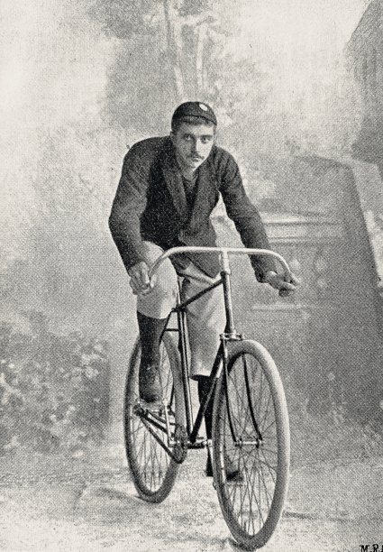 自行车手m·j·贾科夫，在室外看着摄像机图片下载