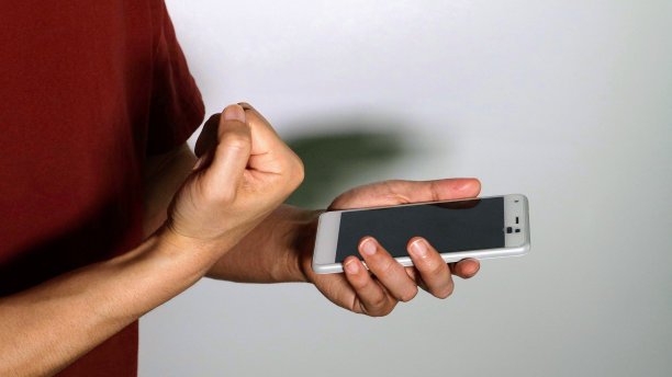 操控智能手机并摆姿势的人图片下载