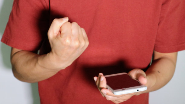 操控智能手机并摆姿势的人图片下载