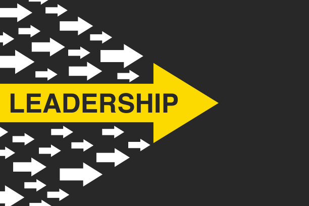 领导概念与箭头在黑板背景图片下载
