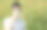 戴眼镜的男孩在户外对着白手帕打喷嚏，因为他对花粉过敏图片下载