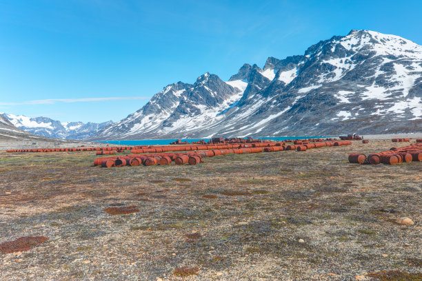 Sermersooq, Kulusuk, Kulusuk的因纽特人村庄，Angmassalik峡湾的旧美国军事基地——成千上万的油桶散落在格陵兰岛的土地上图片下载