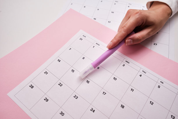 每月的日历。纸上有日期的日历。天计划。周、月、年的时间表。现代的组织者。业务日记。截止日期提醒。日常活动管理。模板和网格图片下载