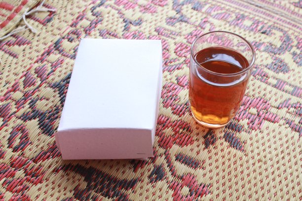 一杯热茶和一盒零食图片下载