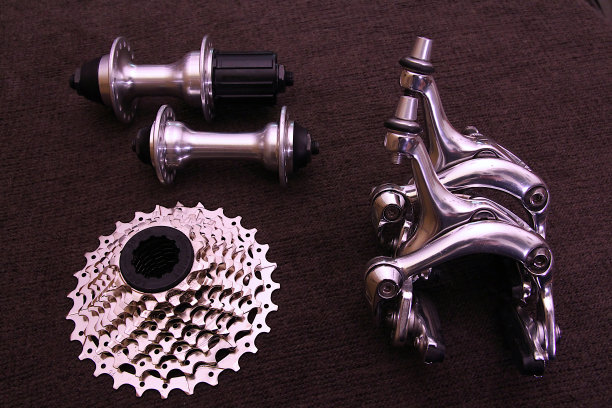9速盒，卡钳制动器，前后轮毂(自行车零件)齿轮，制动器，暗背景，近距离自行车零件维修保养(mtb，道路，砾石)图片下载