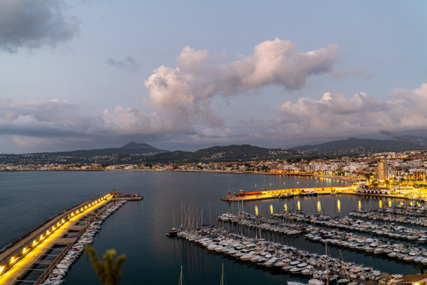 日出时的海上码头休闲港口图片下载