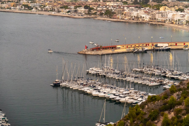 日出时的海上码头休闲港口图片下载