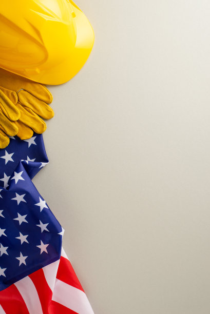 在劳动节纪念建筑工人:吸引人的俯视图垂直照片，美国国旗，头盔，手套在浅灰色孤立的背景。非常适合劳动节活动或信息图片下载