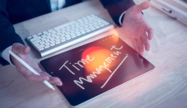 时间管理理念，商人利用数码平板电脑呈现信息时间管理，企业战略营销工作发展图片下载