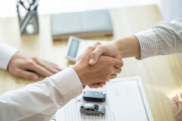 理赔员保险代理检查受损车辆，销售经理提供抵押贷款建议书图片下载