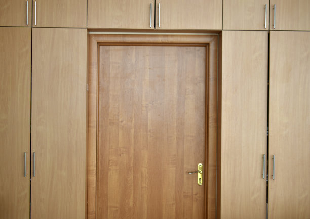 办公室入口处的木门。内部的门。图片下载