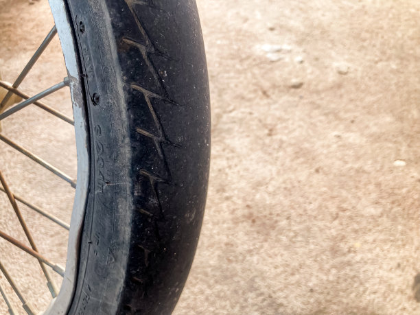 由于长时间的使用，摩托车的轮胎和车轮已经到了使用寿命，对驾驶是危险的，特写，图片中有文字的空间。图片下载