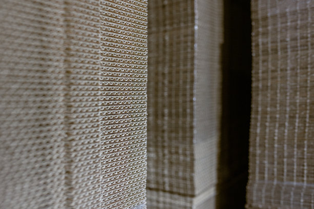 折叠纸板箱。有孔的瓦楞纸板堆在托盘上。工业生产中成品的包装。图片下载