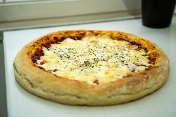 传统的意大利高边披萨图片下载