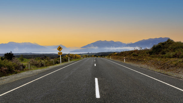 在峡湾国家公园的旅行场景和清晨雾蒙蒙的日出天空场景的公路旅行视图图片下载