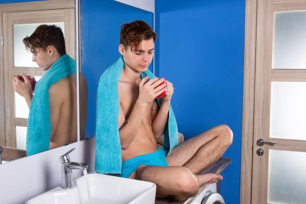 大清早，浴室里的帅哥。图片下载